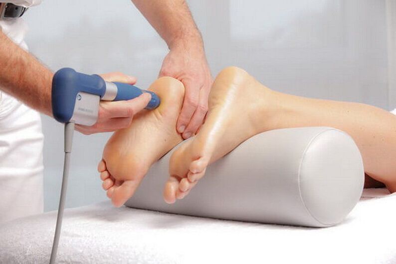 Führen Sie eine Stoßwellentherapie durch